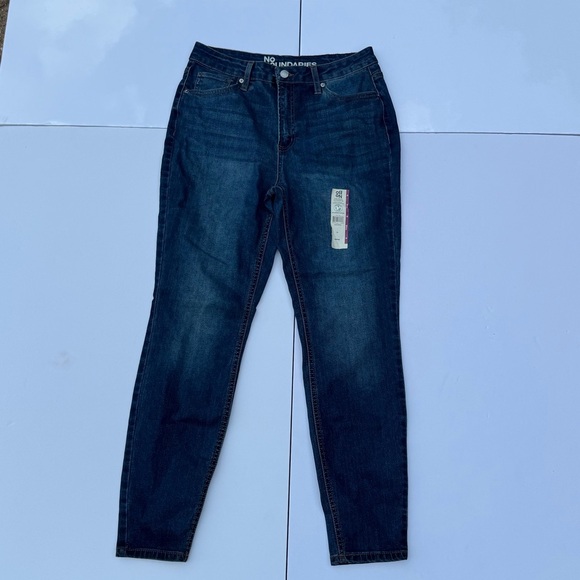 No Boundaries Women's Jeans - Comfortable & Stylish - Picture 1 of 5